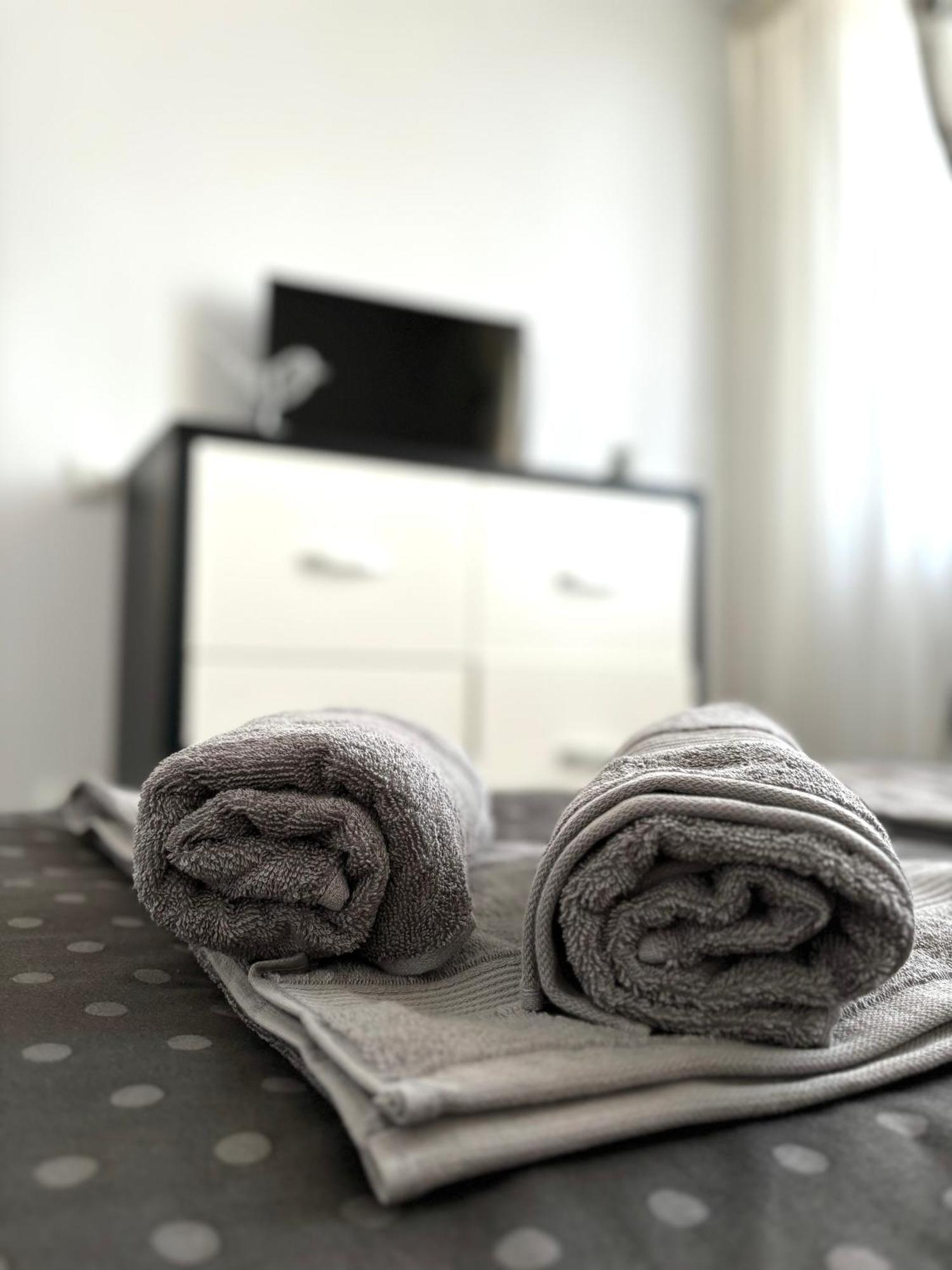 Taste Of Iasi - Two Room Apartment - Central - Sunset Touch Esterno foto